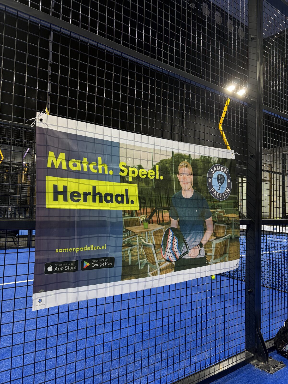 Padelspeler in actie