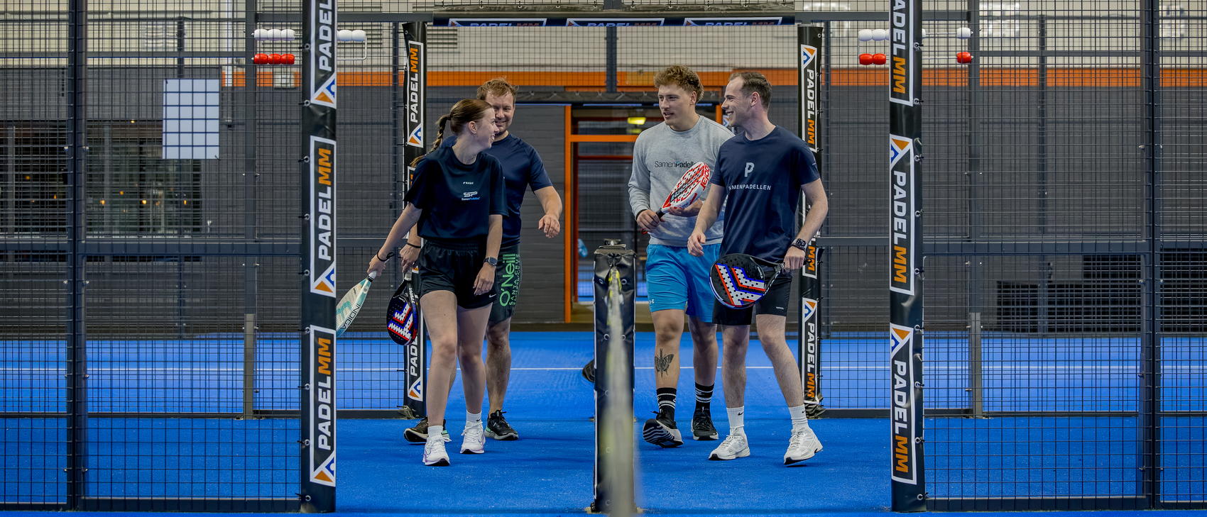 Vier spelers lopen de baan op bij PadelMM in Emmen