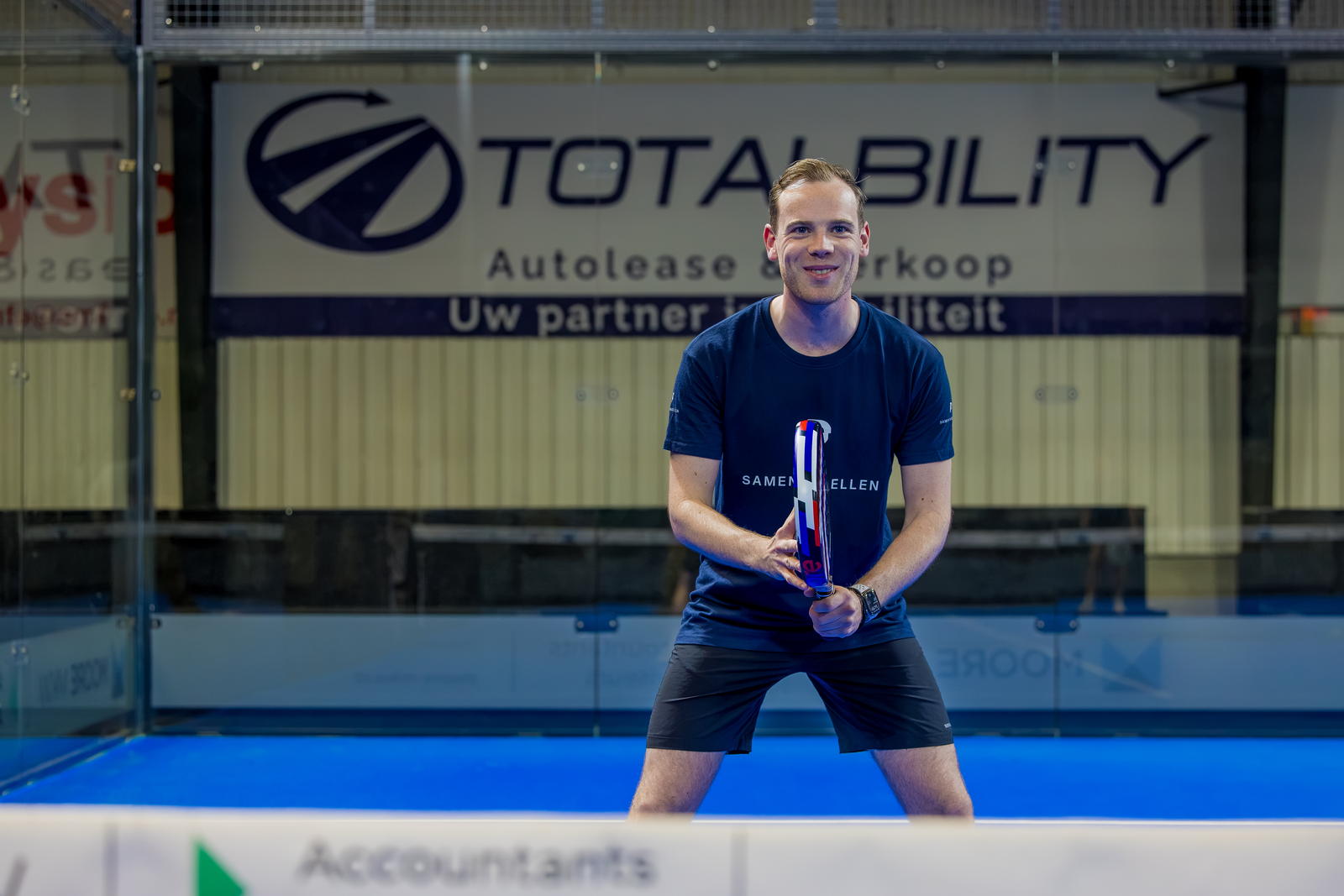 Padelbaan in beeld, met een speler klaar om te returnen — padel in Friesland