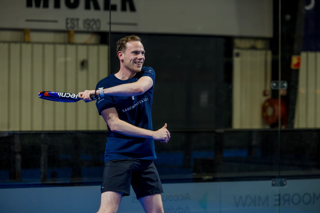 Lachende speler slaat een forehand
